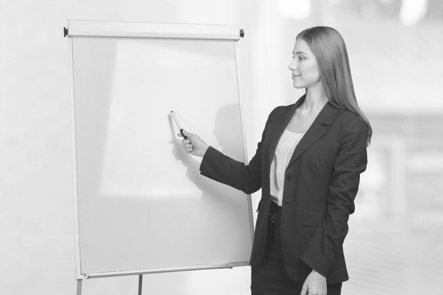 Person arbeitet an Finanzunterlagen am heimischen Schreibtisch