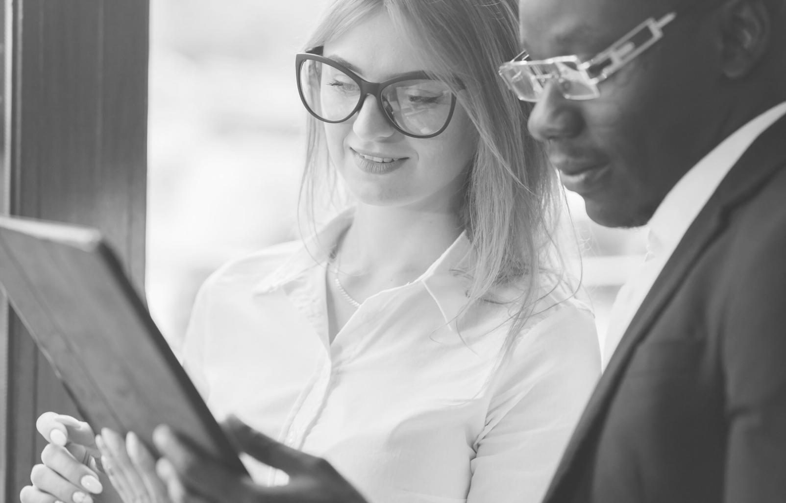 Unternehmensteam während Budget-Compliance Workshop